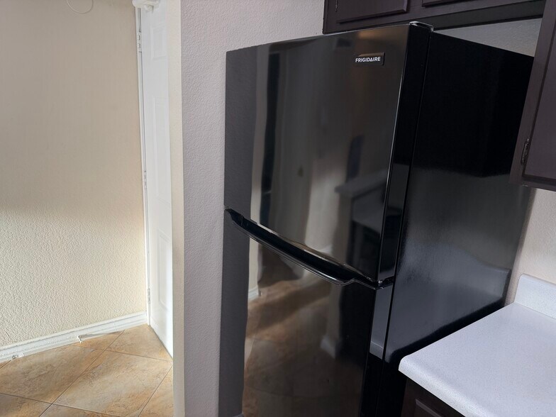 Building Photo - 8889 Caminito Plaza Centro