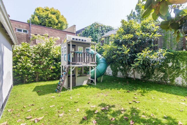 Building Photo - Prime Single Family Home