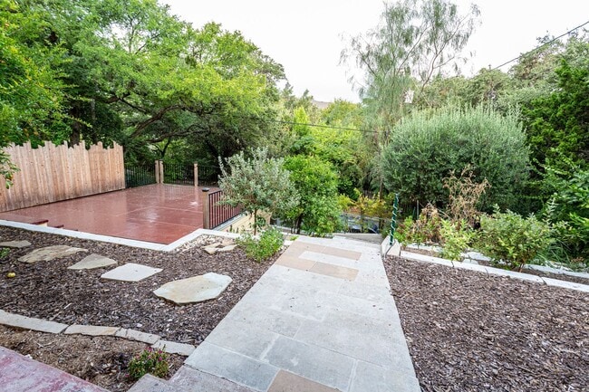 Building Photo - Charming 3 Bed / 2.5 Bath Two-Story Home!