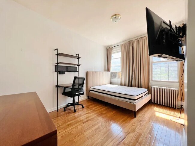 Building Photo - Furnished room/NOT APARTMENT