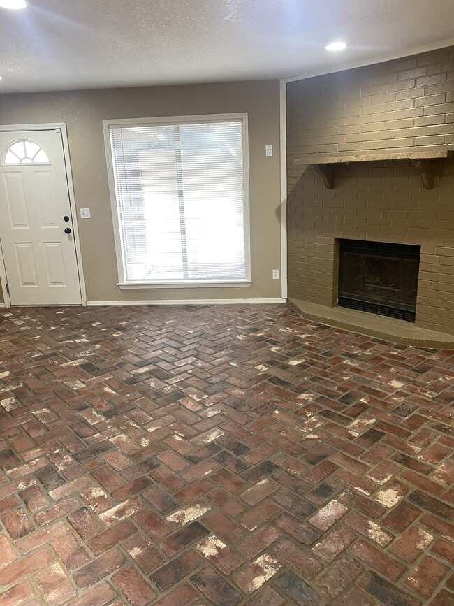 Building Photo - 1332 Eastgate Dr