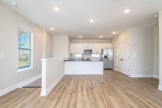 Building Photo - 2 Bed 2 Bath 2 Car Garage Townhome in Rock...