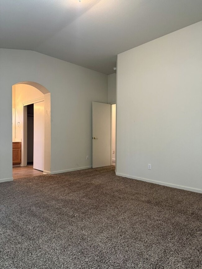 Building Photo - Available Now! Spacious home located in North Merced