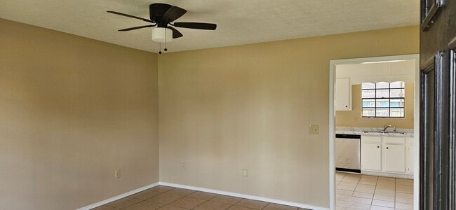 Building Photo - Cozy house on cul-de-sac walking distance ...