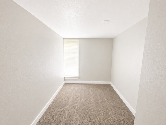 Building Photo - Spacious 6-Bedroom, 4-Bath Home with Plenty of Living Space