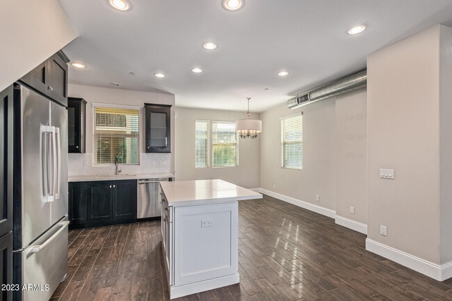 Building Photo - 4816 N Woodmere Fairway