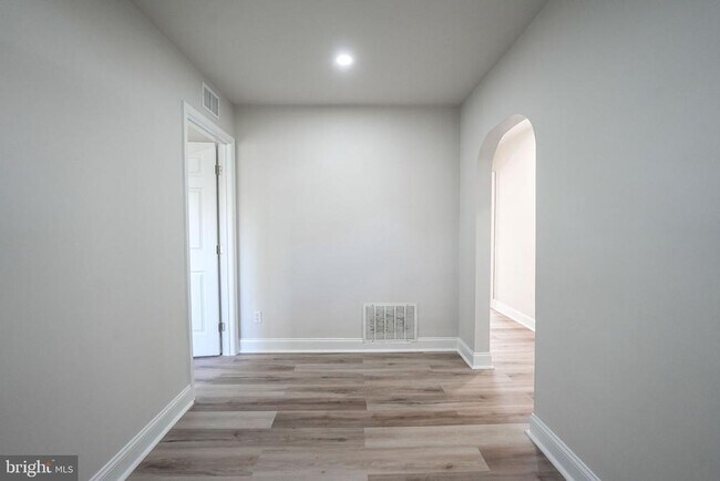 Building Photo - 8665 Center Rd