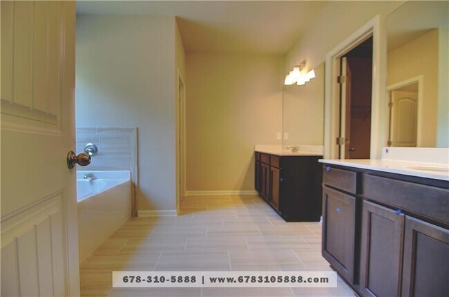Building Photo - 7741 Silk Tree Pointe