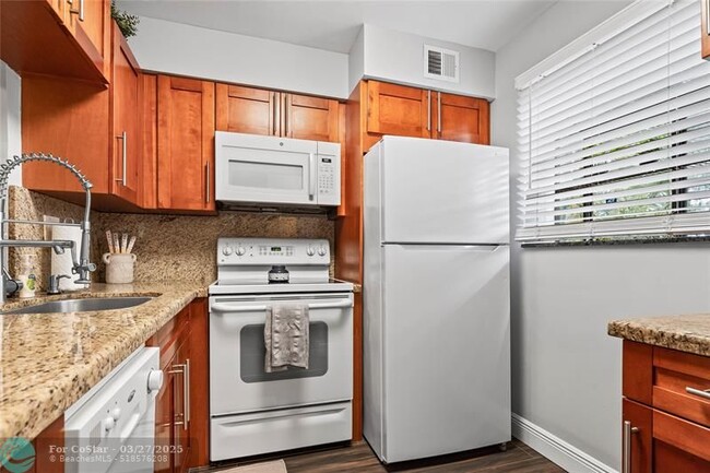 Building Photo - 2753 S Oakland Forest Dr