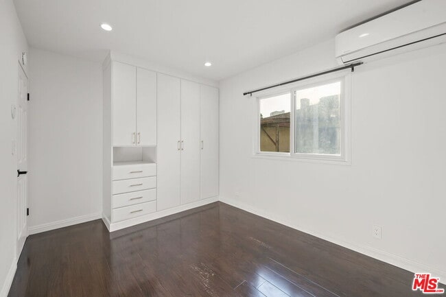 Building Photo - 841 Oxford Ave