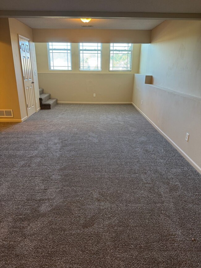 Building Photo - Split Level Three Bedroom 2.5 Bath with Tw...