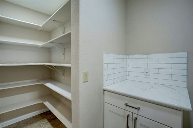 Building Photo - 3 bedroom, 2 bathroom home in Forest Hylands!