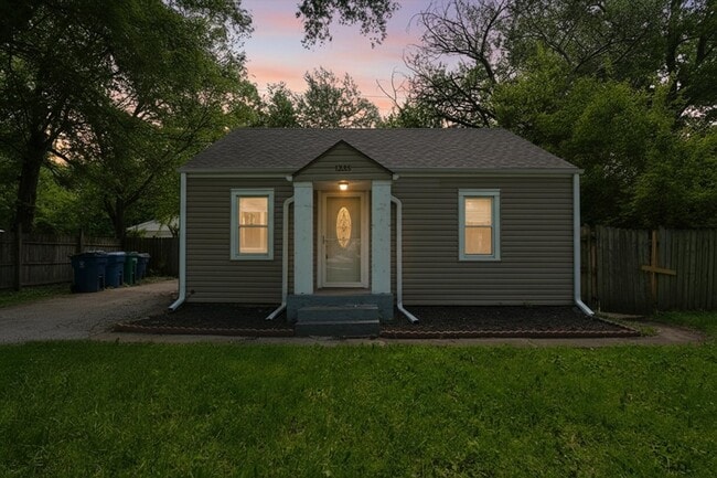 Building Photo - 1235 River Dr