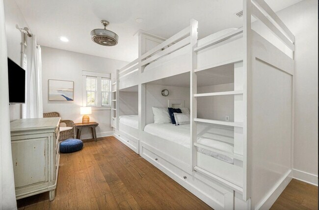 Building Photo - 587 Patina Blvd