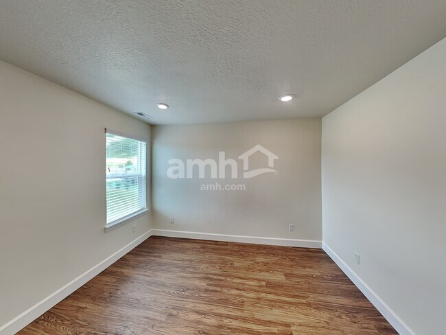 Building Photo - 3003 E S Village Dr