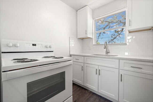 Building Photo - Newly Renovated Condo For Rent in St Peter...