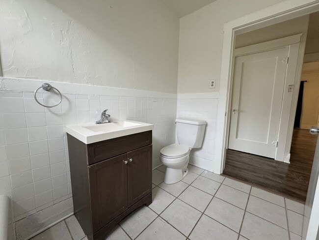 Building Photo - Large centrally located unit with shared yard