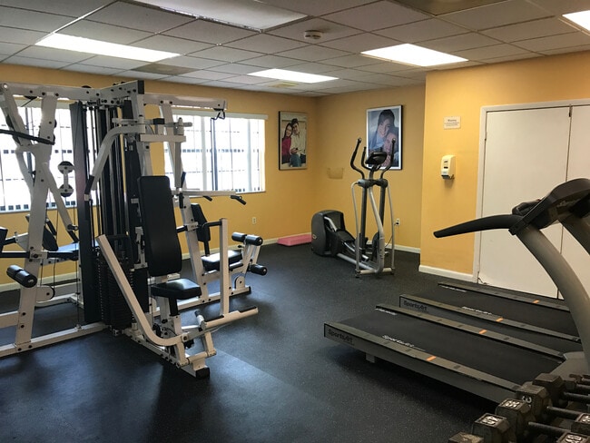 Building Photo - 212 Palm Cir E