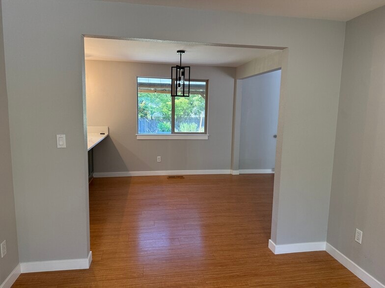 Building Photo - 21654 SW Columbia Dr