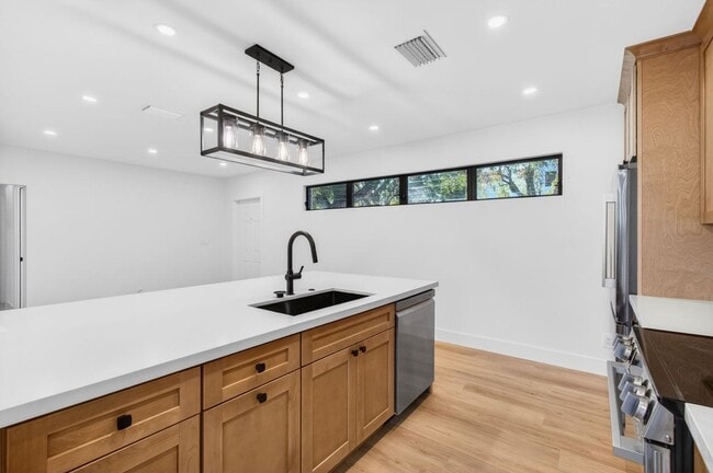 Building Photo - 2 BEDROOMS 1 BATHROOM!