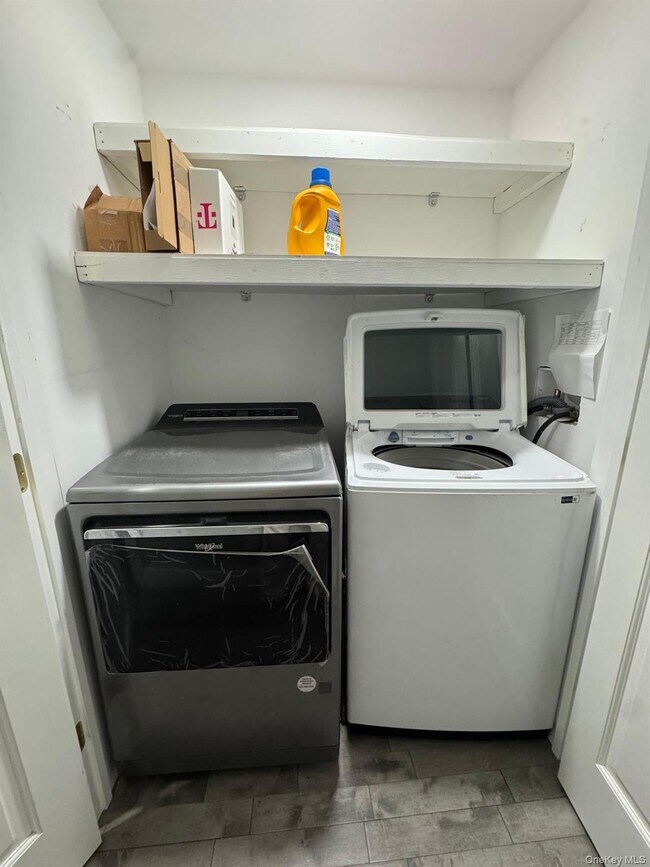 Building Photo - 588 W Broadway