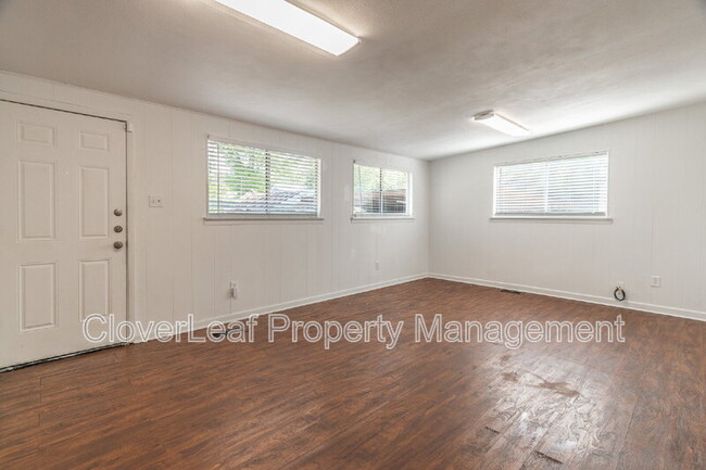 Building Photo - 323 Barrera St