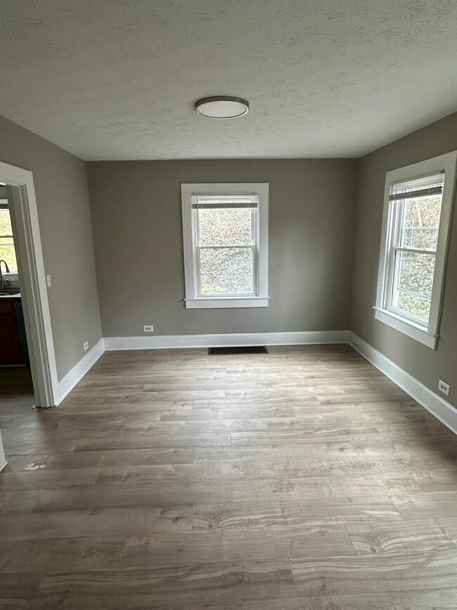 Building Photo - 302 Clay St