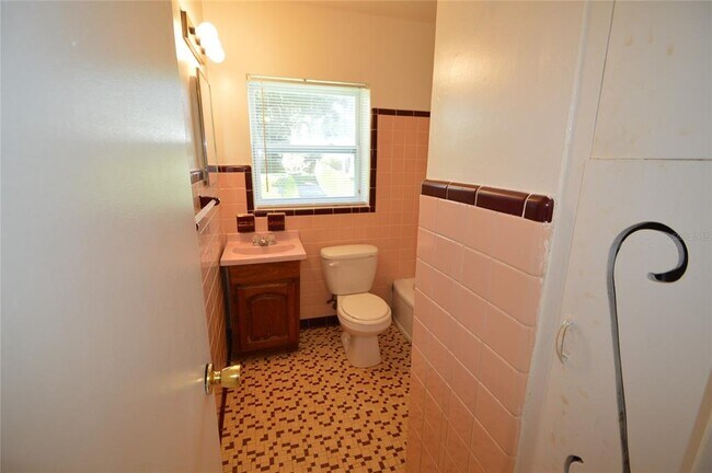 Building Photo - 519 Vern Dr