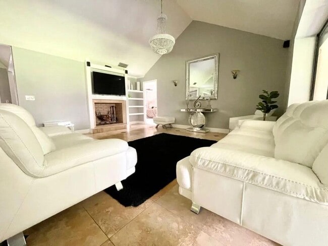 Building Photo - 1102 Sugartree Dr S