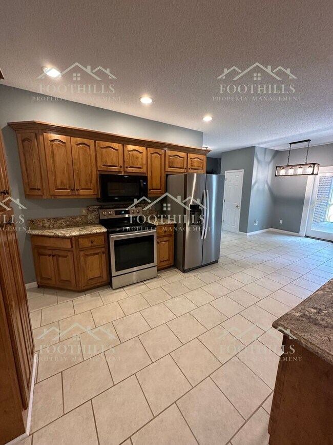 Building Photo - Stylish and Spacious 4-Bed Home with Scree...