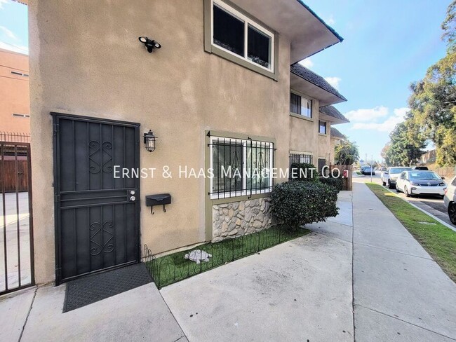 Primary Photo - Beautifully Remodeled 2 Story Townhome wit...