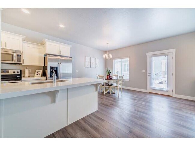 Building Photo - Rare: townhome with a view