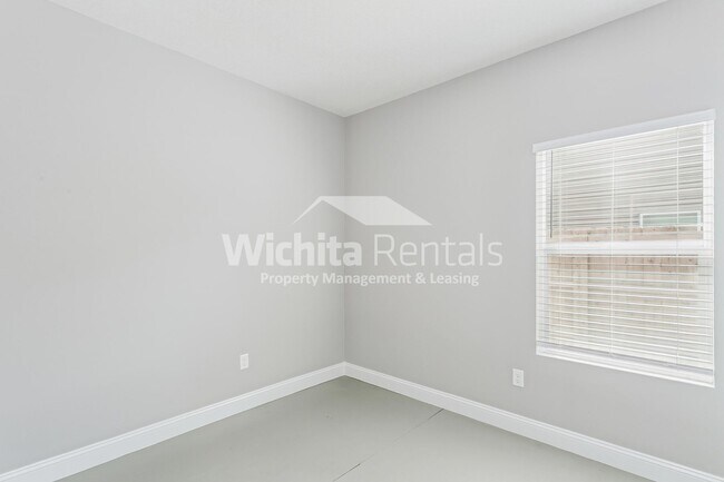 Building Photo - 1006-1006 W 55th St S
