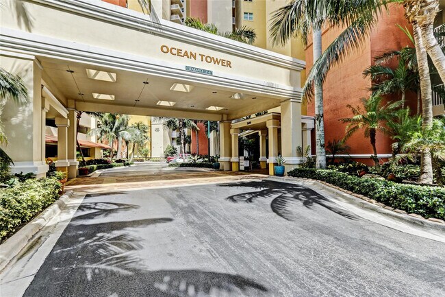 Building Photo - 2640 Lake Shore Dr