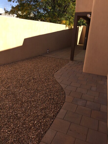 Building Photo - 609 Avenida Montoya NE