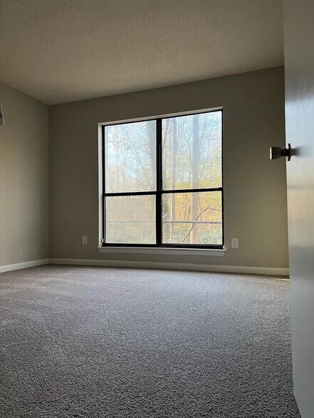 Building Photo - Room in Condo on Sharon Chase Dr