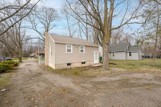 Building Photo - One Bedroom Home in Portage