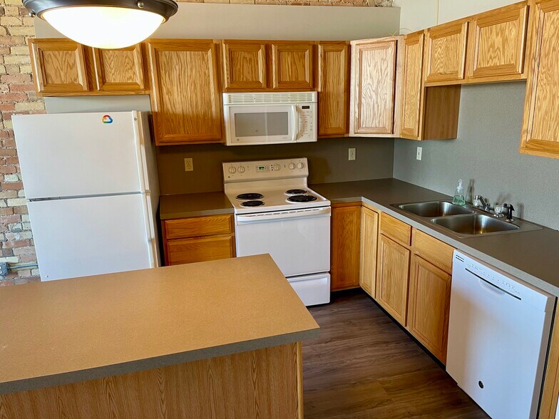 Building Photo - 940 Monroe Ave NW