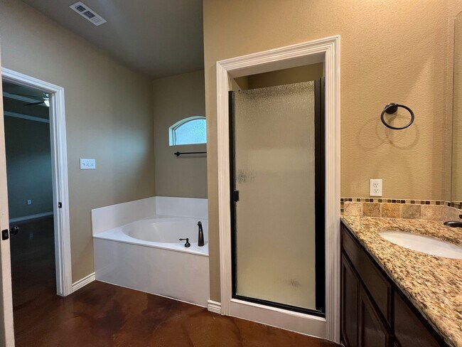 Building Photo - 3 Bedroom Single Family Home