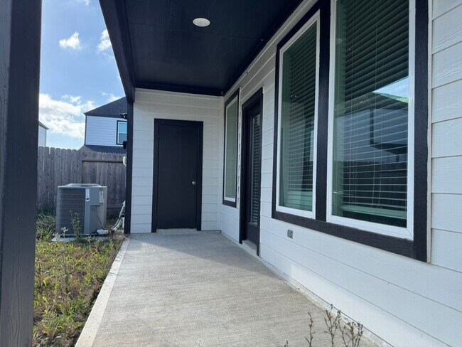 Building Photo - 3002 Skyline Mesa Dr