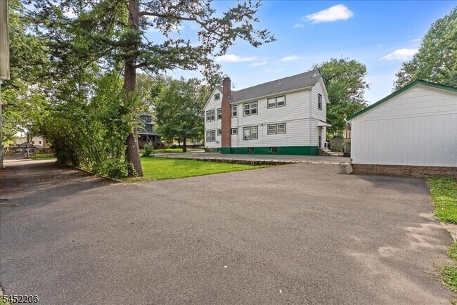 Building Photo - 20 Howe Ave