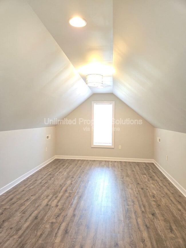 Building Photo - 339 Monlandil Dr