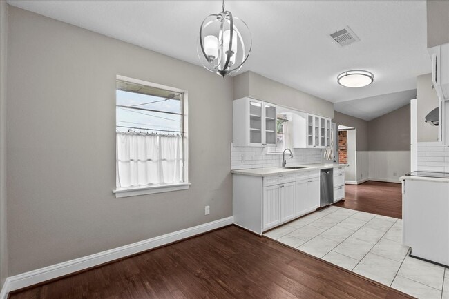 Building Photo - 718 E Lambuth Ln