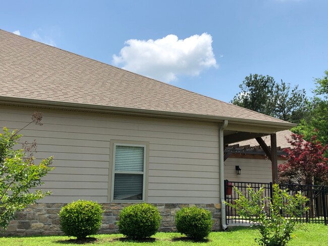 Building Photo - 2009 S Dixieland Rd