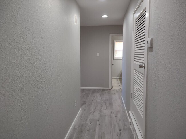 Building Photo - Large Updated 4 Bedroom Home Off University