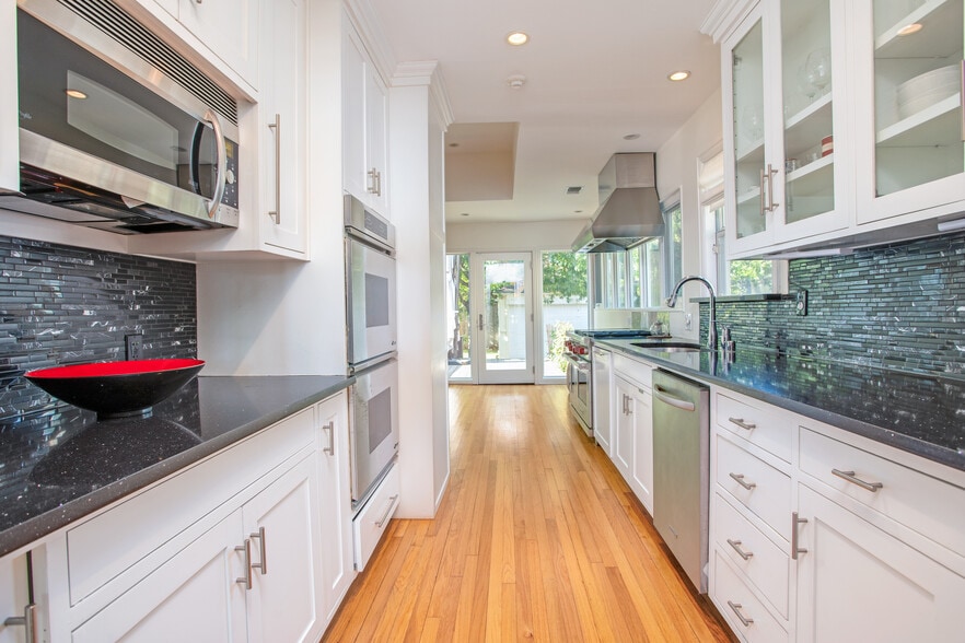 Kitchen - 4641 Belclaire Ave