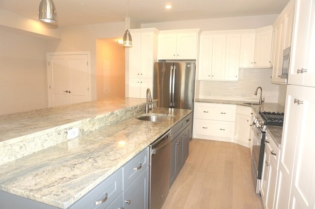 Building Photo - 99 Moody St