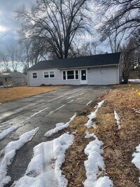 Building Photo - 3 Bedroom Ranch | Modern Updates & Natural Light