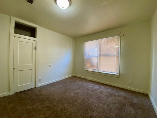 Building Photo - 2 Bedroom 1 Bath Upstairs Unit Available i...