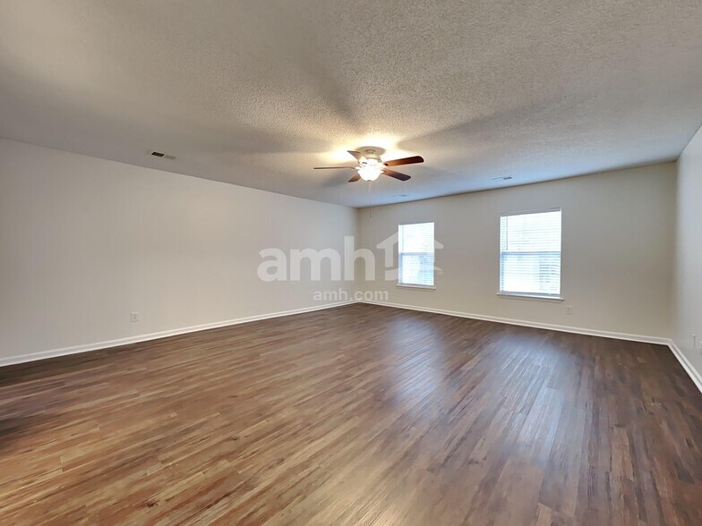 Building Photo - 125 Ducane St